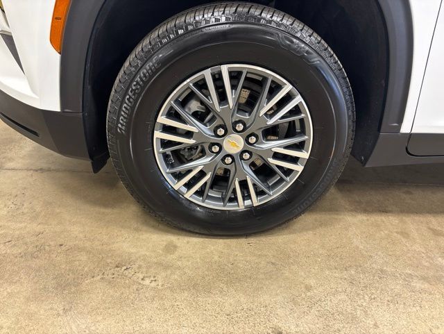 Used 2025 Chevrolet Traverse LT FWD image 11