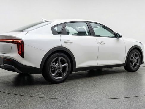 Used 2025 Kia K4 LXS image 9