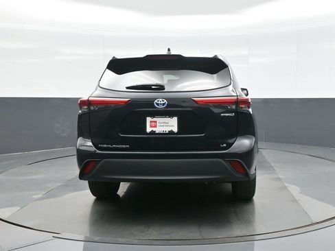 Certified 2021 Toyota Highlander LE image 6