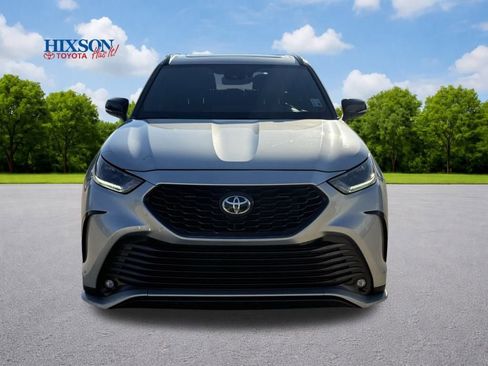 Used 2023 Toyota Highlander XSE image 2