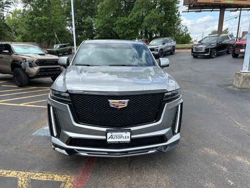 Used 2023 Cadillac Escalade ESV V image 4