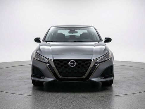 Used 2025 Nissan Altima 2.5 SV FWD image 2