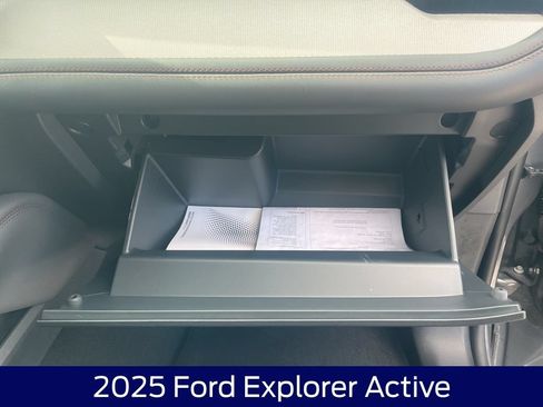 Used 2025 Ford Explorer Active AWD/4WD image 38