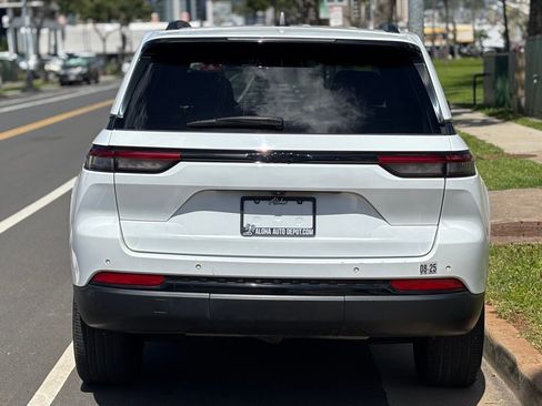 Used 2022 Jeep Grand Cherokee Altitude RWD image 4