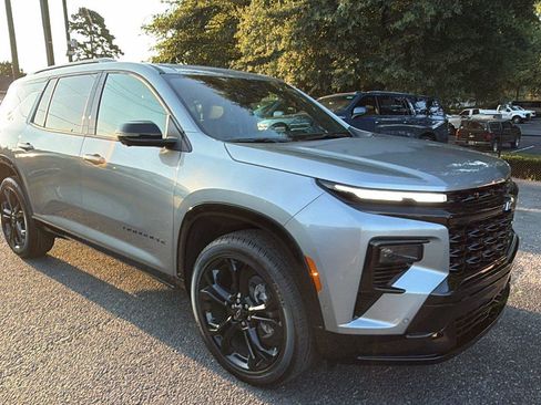New 2027 Chevrolet Traverse RS w/ LPO, Floor Liner Package FWD image 7