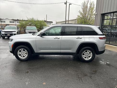 Certified 2024 Jeep Grand Cherokee Laredo w/ Luxury Tech Group I AWD/4WD image 8
