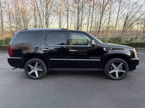 Used 2007 Cadillac Escalade AWD w/ Information Package image 4