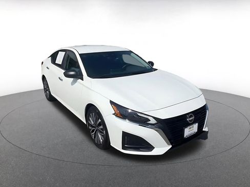 Used 2025 Nissan Altima 2.5 SV FWD image 3