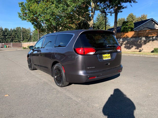 Used 2018 Chrysler Pacifica L FWD image 3