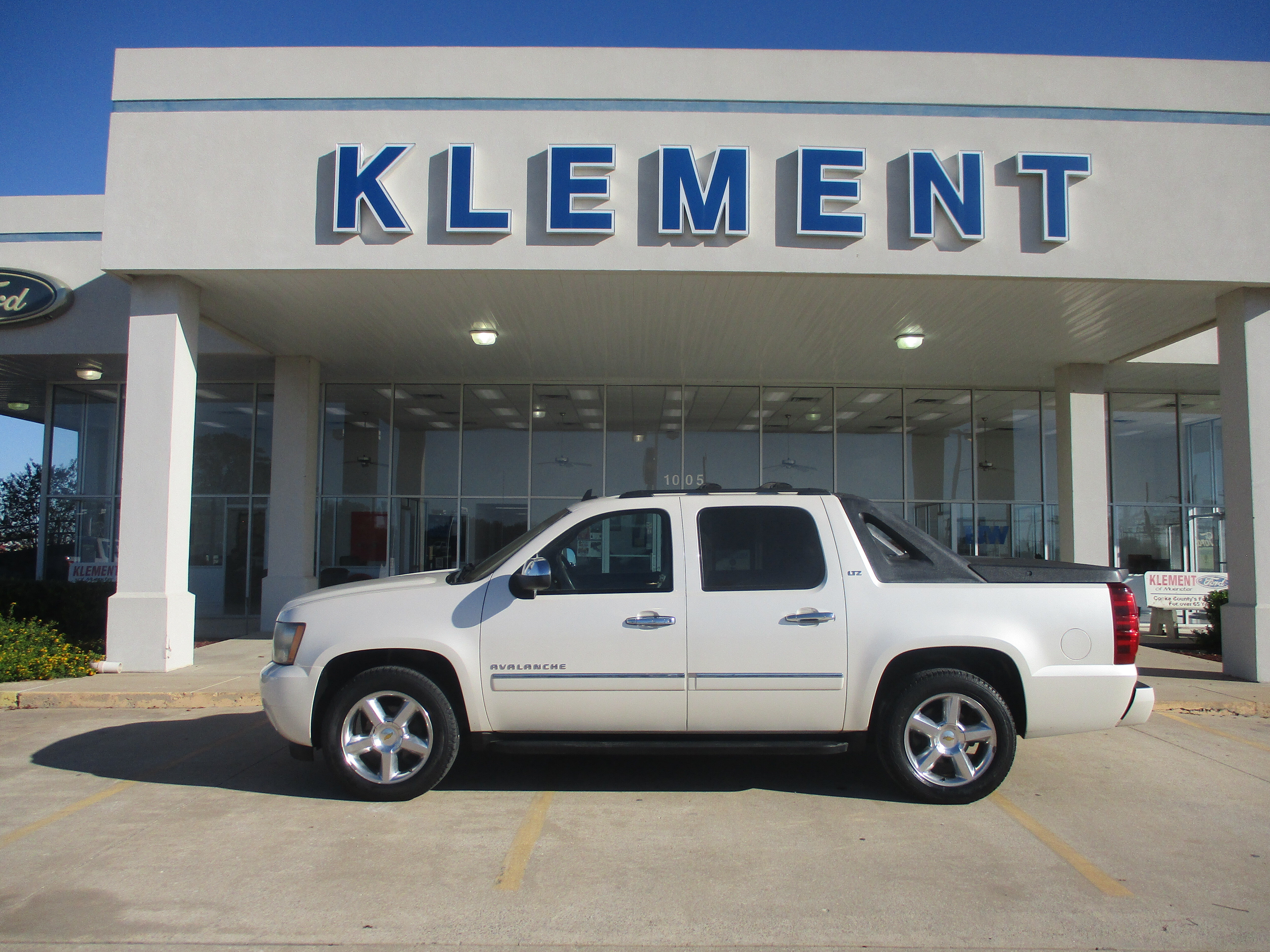 Used 2011 Chevrolet Avalanche LTZ RWD image 1