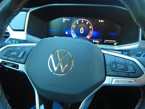 Used 2025 Volkswagen Taos SE image 20