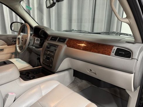 Used 2011 GMC Yukon SLT w/ SLT-2 Equipment Package image 8