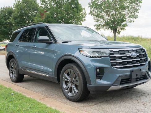 Used 2025 Ford Explorer Active w/ Active Comfort Package AWD/4WD image 3