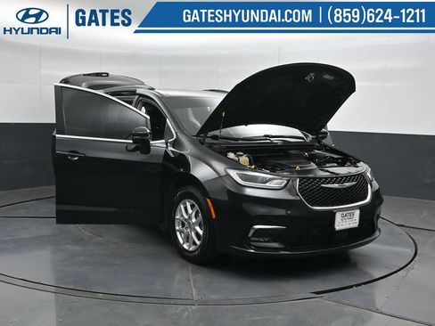Used 2022 Chrysler Pacifica Touring-L w/ Uconnect Theater Family Group FWD image 62