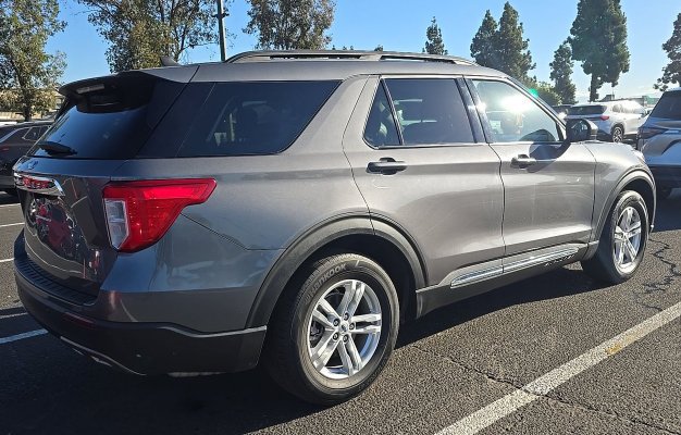 Used 2023 Ford Explorer XLT w/ Equipment Group 202A RWD image 2