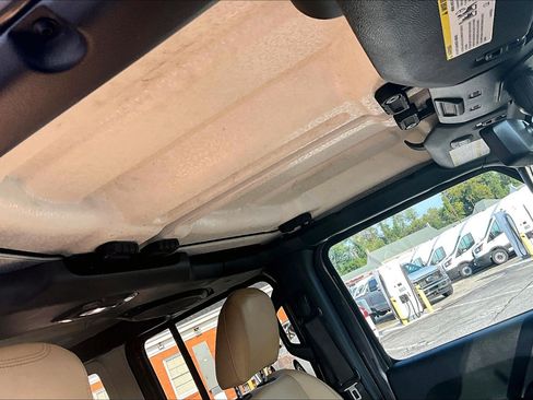 Used 2018 Jeep Wrangler Unlimited Sahara AWD/4WD image 19