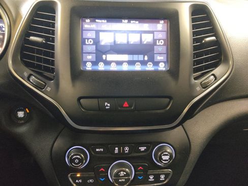 Used 2019 Jeep Cherokee Latitude Plus w/ Comfort/Convenience Group AWD/4WD image 25