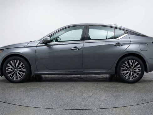 Used 2025 Nissan Altima 2.5 SV FWD image 5