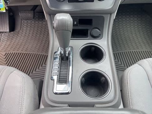 Used 2014 GMC Acadia SLE image 16