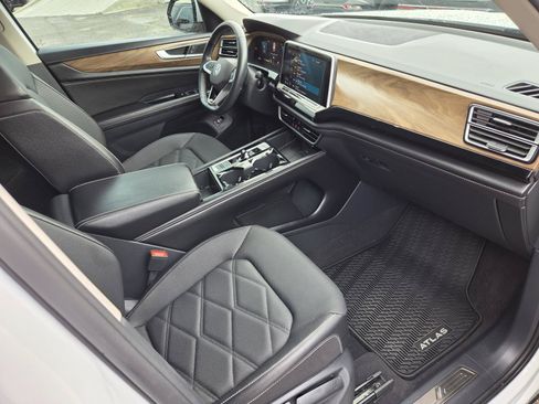 Used 2024 Volkswagen Atlas SE w/ Panoramic Sunroof Package FWD image 9