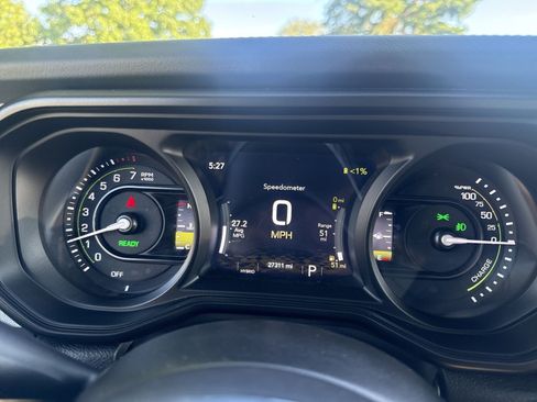 Used 2024 Jeep Wrangler Unlimited Sahara w/ Technology Group AWD/4WD image 16