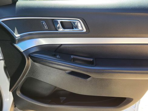 Used 2017 Ford Explorer XLT w/ Equipment Group 202A image 7