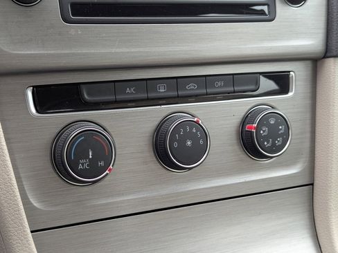 Used 2017 Volkswagen Golf S image 18