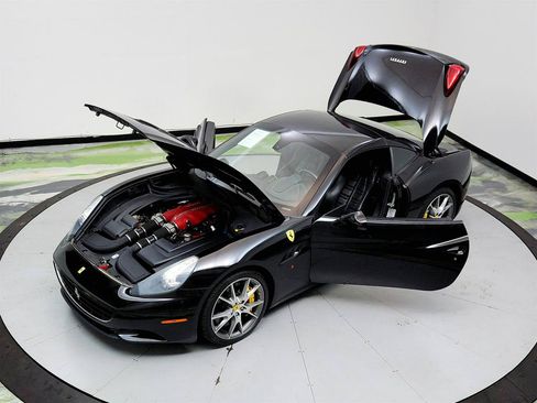 Used 2010 Ferrari California RWD image 29