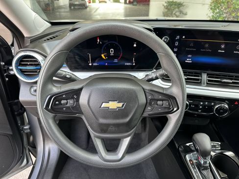 Used 2025 Chevrolet Trax LT FWD image 23