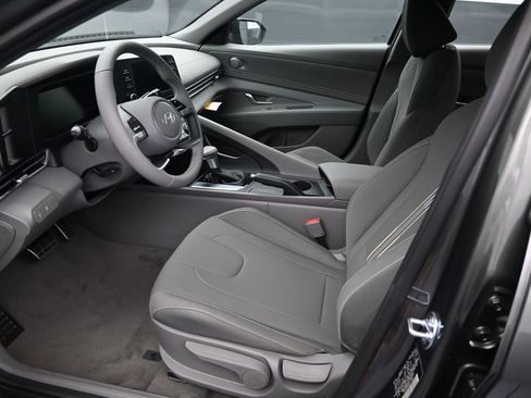 Used 2025 Hyundai Elantra Sport image 9