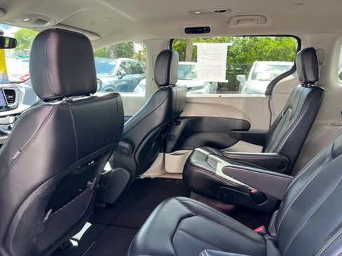 Used 2024 Chrysler Pacifica Touring-L FWD image 43