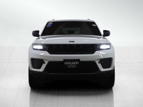 Used 2025 Jeep Grand Cherokee Altitude image 8