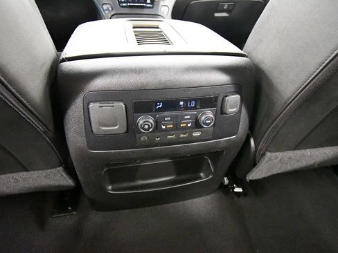 Used 2020 GMC Yukon Denali w/ Denali Ultimate Package AWD/4WD image 16