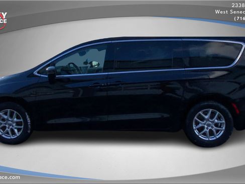 Used 2024 Chrysler Pacifica Touring-L image 8