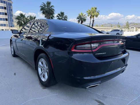 Used 2020 Dodge Charger SXT w/ Leather Interior Group RWD image 5