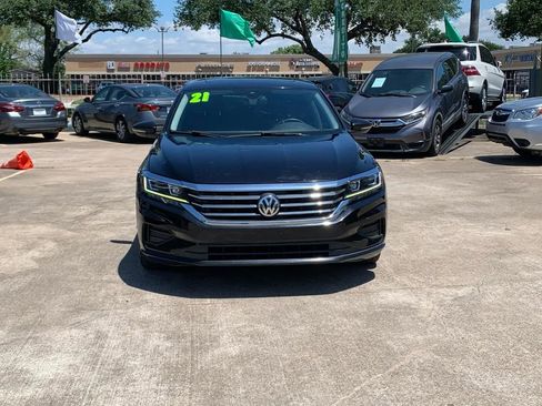 Used 2021 Volkswagen Passat 2.0T SE FWD image 2