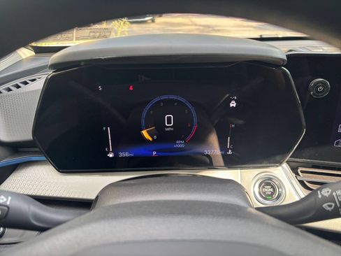 Used 2025 Chevrolet Trax LT FWD image 40