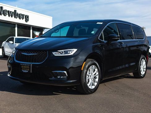 New 2026 Chrysler Pacifica Select image 4