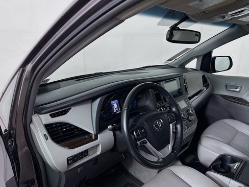 Used 2015 Toyota Sienna XLE w/ XLE Navigation Package FWD image 11