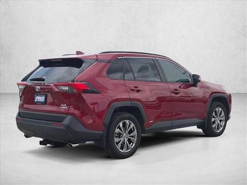 Used 2022 Toyota RAV4 XLE Premium AWD/4WD image 5