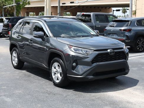 Used 2021 Toyota RAV4 XLE w/ Convenience Package FWD image 2
