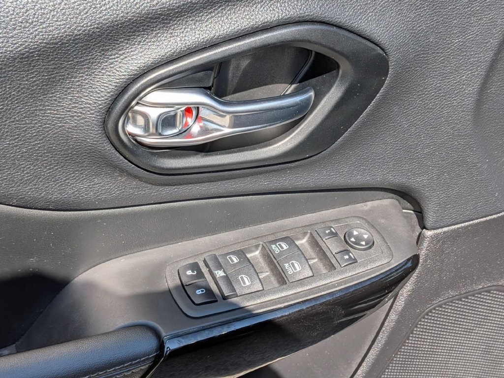 Certified 2023 Jeep Cherokee Altitude Lux AWD/4WD image 12