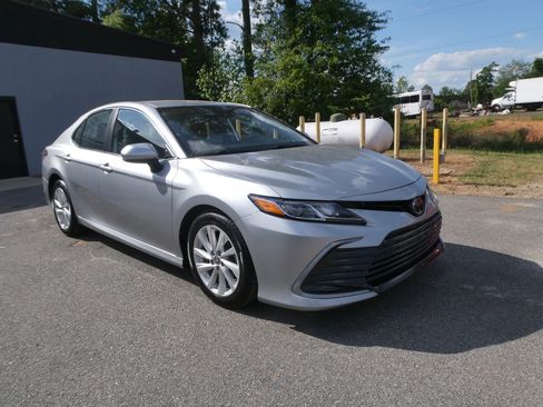 Used 2022 Toyota Camry LE image 3
