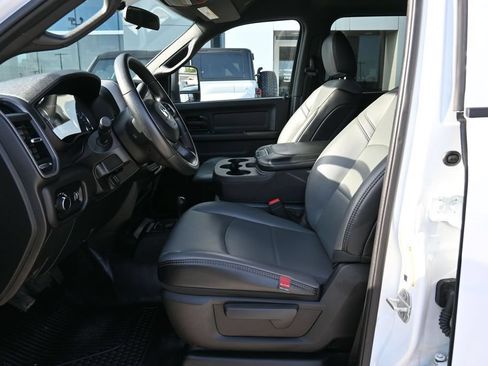 Used 2024 RAM 3500 Tradesman w/ Chrome Appearance Group AWD/4WD image 3