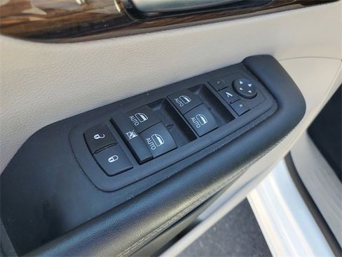 Used 2023 Chrysler Pacifica Limited image 9