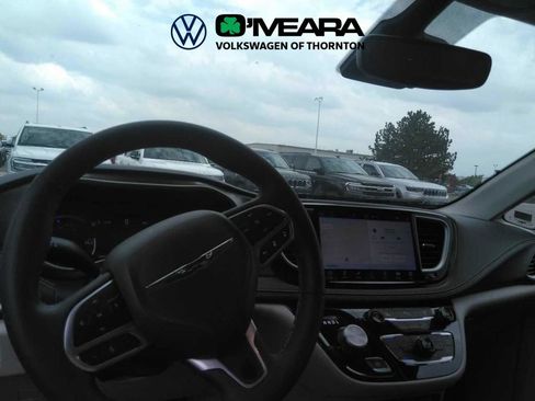 Used 2024 Chrysler Pacifica Limited FWD image 5