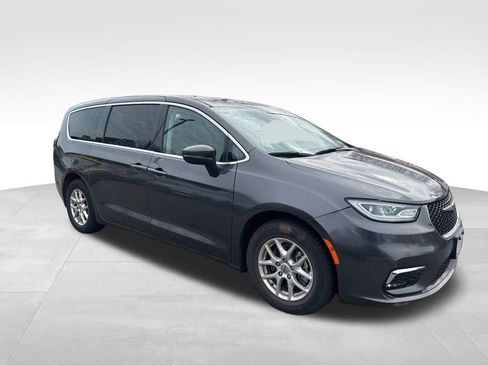 Used 2023 Chrysler Pacifica Touring-L image 6