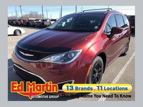 Used 2020 Chrysler Pacifica Touring-L FWD image 1