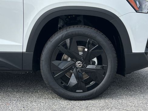 New 2025 Volkswagen Taos SE image 6