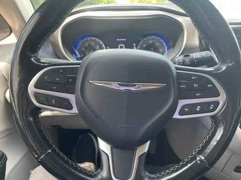 Used 2022 Chrysler Pacifica Touring-L FWD image 6